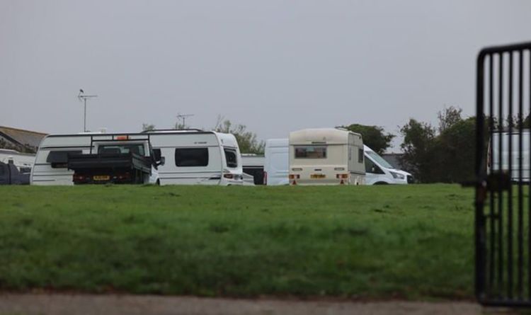 Des voyageurs têtus refusent de quitter le terrain de football après un campement illégal