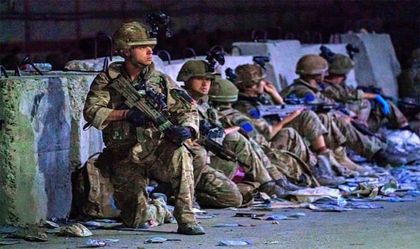 soldats près de l'aéroport de Kaboul