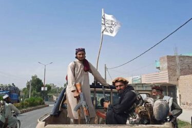 Deux hauts commandants talibans déclarent que le groupe est «à l'intérieur» du palais présidentiel alors que le pays tombe
