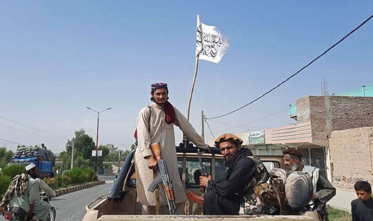 Deux hauts commandants talibans déclarent que le groupe est «à l'intérieur» du palais présidentiel alors que le pays tombe
