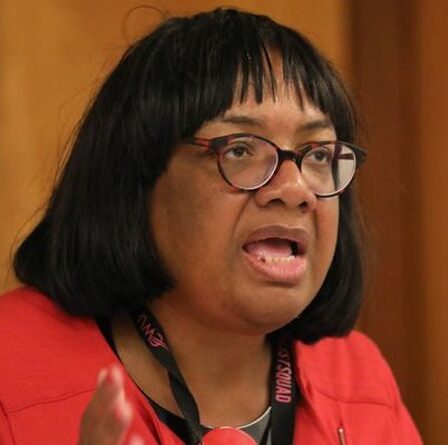 Diane Abbott fait rage contre Patel et demande l'annulation du vol d'expulsion des criminels