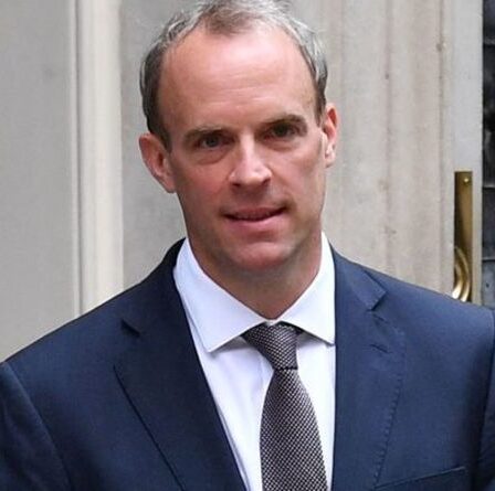 Dominic Raab est resté en vacances pendant deux jours parce que Boris Johnson "lui a dit qu'il pouvait"