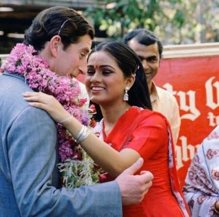 'Embarrassé!' Le prince Charles embrassé par l'actrice de Bollywood dans des images récemment découvertes