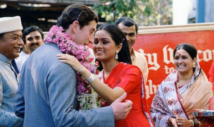 'Embarrassé!'  Le prince Charles embrassé par l'actrice de Bollywood dans des images récemment découvertes