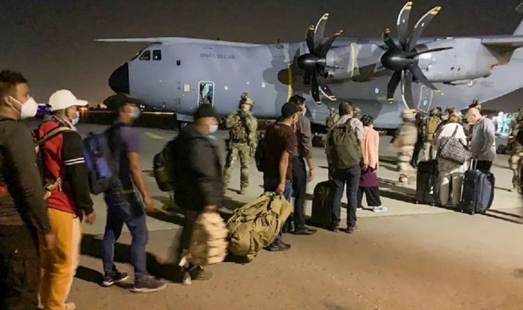 Evacuation de Kaboul: les Britanniques avertis d'éviter l'aéroport en raison d'une "menace élevée" d'attaque terroriste