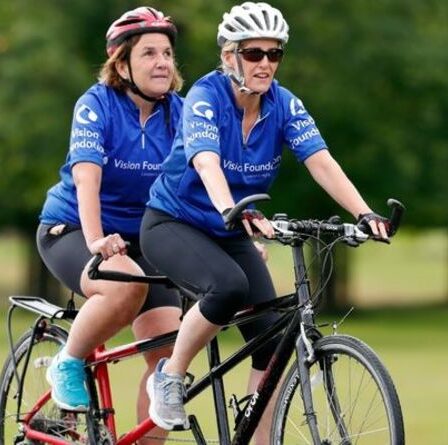 " Faire du vélo avec un ami " Moment émouvant Sophie Wessex a accueilli un cycliste aveugle à Bagshot