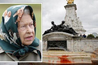 « Faites-LES nettoyer ! »  Les Britanniques sous le choc après que des militants aient couvert le monument de la reine Victoria