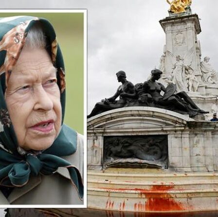 « Faites-LES nettoyer ! » Les Britanniques sous le choc après que des militants aient couvert le monument de la reine Victoria