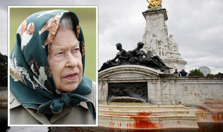 « Faites-LES nettoyer ! »  Les Britanniques sous le choc après que des militants aient couvert le monument de la reine Victoria