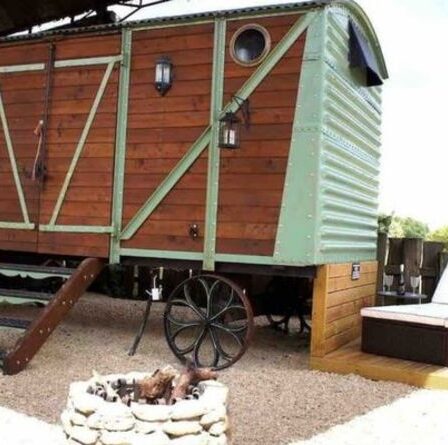 Faites l'expérience de dormir dans le seul wagon de chemin de fer des années 1940 du Wiltshire converti en Airbnb