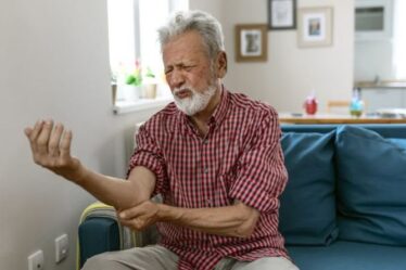 Flambée d'arthrite : les CINQ aliments et boissons à éviter en cas de douleur arthritique