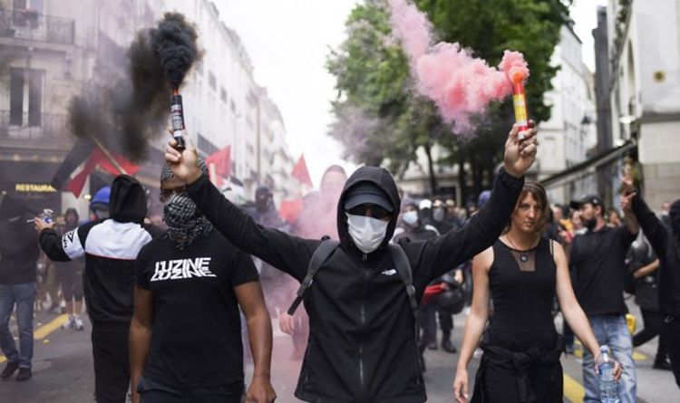 Fureur de la France: des milliers de manifestants anti-vaccin descendent dans la rue contre le plan Macron