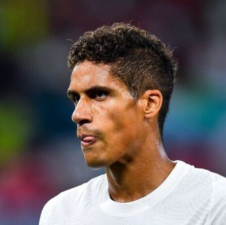 Gary Neville tire un avertissement « dur » de Man City à Man Utd après le transfert de Raphael Varane