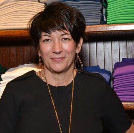 Ghislaine Maxwell "prête à témoigner au nom du prince Andrew"