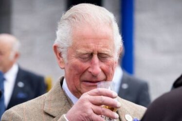 Héritier du chien !  Le prince Charles tout sourire alors qu'il apprécie le whisky aux Scottish Highland Games