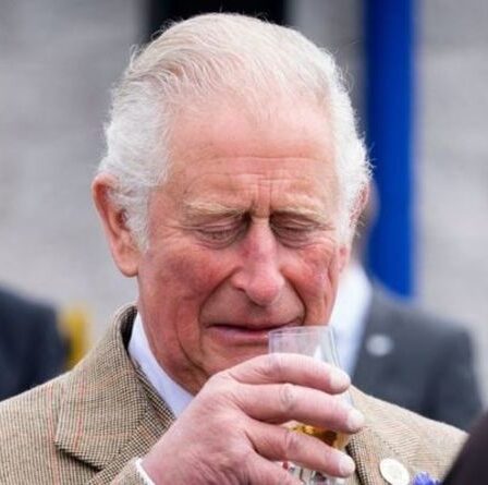 Héritier du chien !  Le prince Charles tout sourire alors qu'il apprécie le whisky aux Scottish Highland Games
