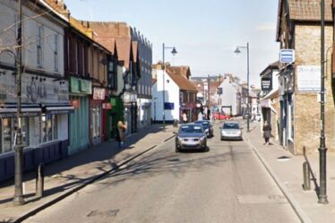 Horreur au couteau à Londres: la police fait appel après qu'un homme et une femme ont été poignardés à Orpington