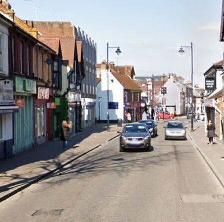 Horreur au couteau à Londres: la police fait appel après qu'un homme et une femme ont été poignardés à Orpington