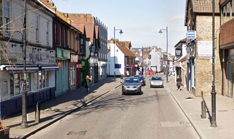 Horreur au couteau à Londres: la police fait appel après qu'un homme et une femme ont été poignardés à Orpington