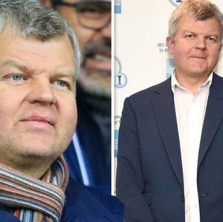 « Il a fallu le recoudre ! »  Adrian Chiles s'est fait rattacher le pénis après un accident d'horreur