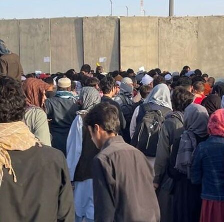 'Ils ne savent pas ?!'  Un expert de la BBC met en garde les Afghans qui ne sont pas au courant de la menace terroriste à l'aéroport de Kaboul