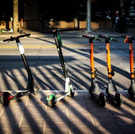 « Imprudent » et « stupide » : un conducteur de scooter électrique vu rouler sur la bande d'arrêt d'urgence de l'autoroute