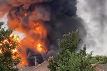 Incendie de Leamington Spa: une boule de feu éclate dans le ciel alors que les pompiers se précipitent pour lutter contre l'incendie