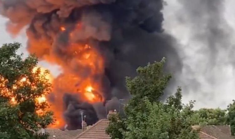Incendie de Leamington Spa: une boule de feu éclate dans le ciel alors que les pompiers se précipitent pour lutter contre l'incendie