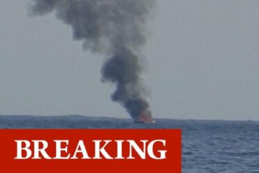 Incendie d'un bateau à Cornwall: de la fumée remplit l'horizon alors que l'incendie éclate – opération de sauvetage majeure en cours