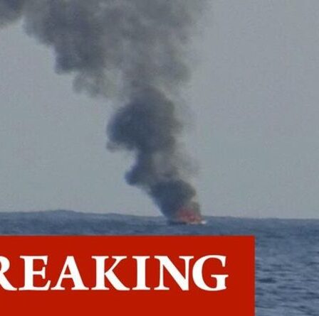 Incendie d'un bateau à Cornwall: de la fumée remplit l'horizon alors que l'incendie éclate – opération de sauvetage majeure en cours