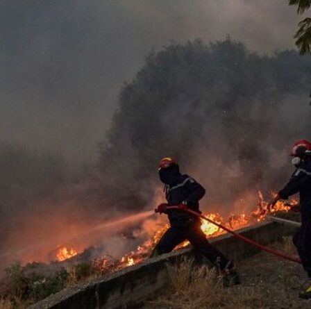 Incendies en Grèce: des pompiers britanniques déployés pour aider une nation dévastée alors que des villes brûlent