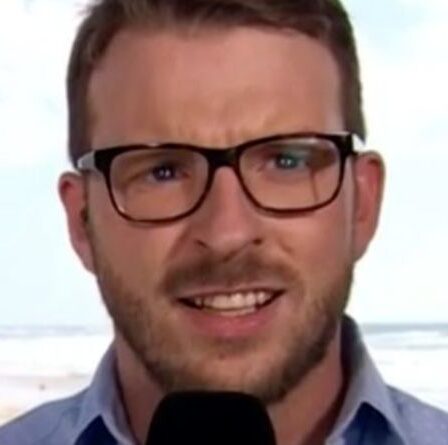 JJ Chalmers de Strictly en larmes alors qu'il retrouve le pilote qui l'a ramené de la zone de guerre