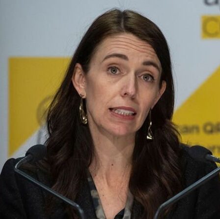 Jacinda Ardern accusée de catastrophe vaccinale alors que la Nouvelle-Zélande plongeait dans le verrouillage et l'achat de panique