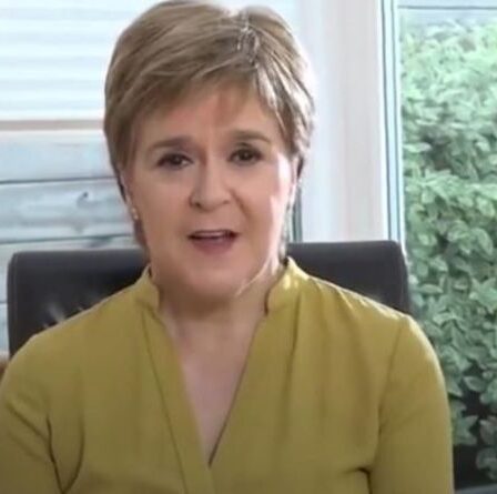" J'ai des papillons " Sturgeon admet sa " nervosité " alors que les restrictions de l'Ecosse Covid sont levées
