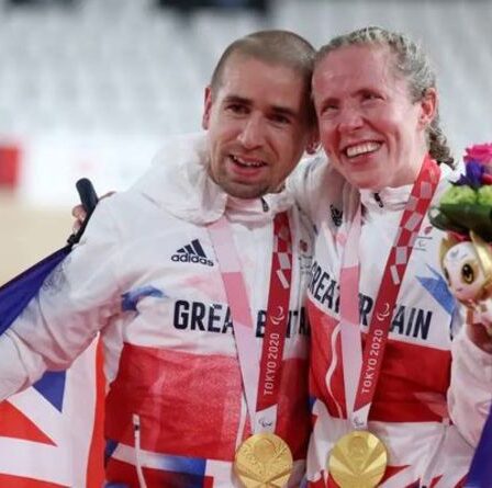 Jeux paralympiques : le mari et la femme Neil et Lora Fachie remportent chacun l'or en cyclisme