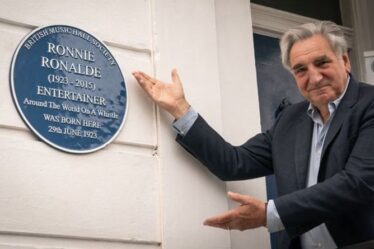 Jim Carter de Downton Abbey dévoile une plaque pour la star du music-hall Ronnie Ronalde