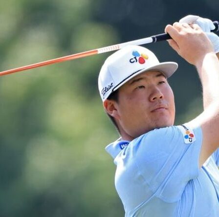 Kim Si-woo frappe cinq coups consécutifs dans l'eau sur le même trou pour marquer une histoire indésirable