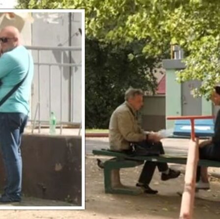 La BBC "Monitored from the shadows" surprend un espion biélorusse en train d'écouter une interview - VIDEO