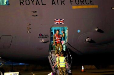 La RAF a rempli ses avions cargo pour 3 fois la limite des vols d'évacuation