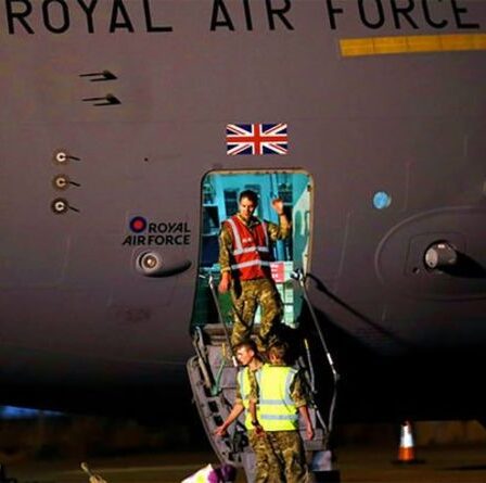 La RAF a rempli ses avions cargo pour 3 fois la limite des vols d'évacuation