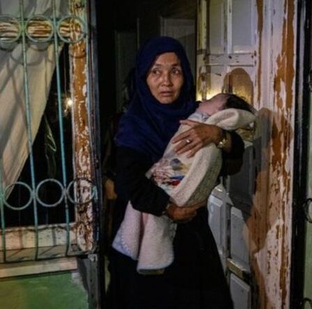 La crise des réfugiés au Royaume-Uni en Afghanistan expliquée - Combien de Grande-Bretagne accueilleront alors que Macron REFUSE