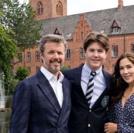 La future reine danoise suscite la frénésie des fans royaux avec une «belle» photo de l'école du prince Christian