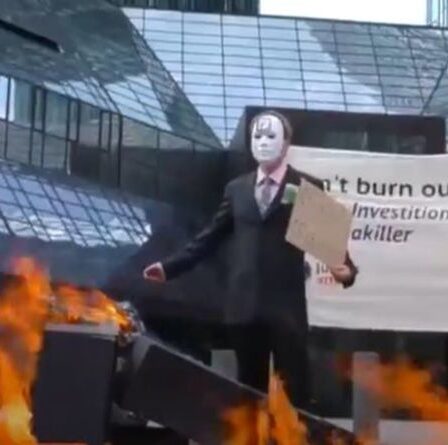 La grève allemande pour le climat cible le secteur financier alors que le logo de la Deutsche Bank est incendié en signe de protestation