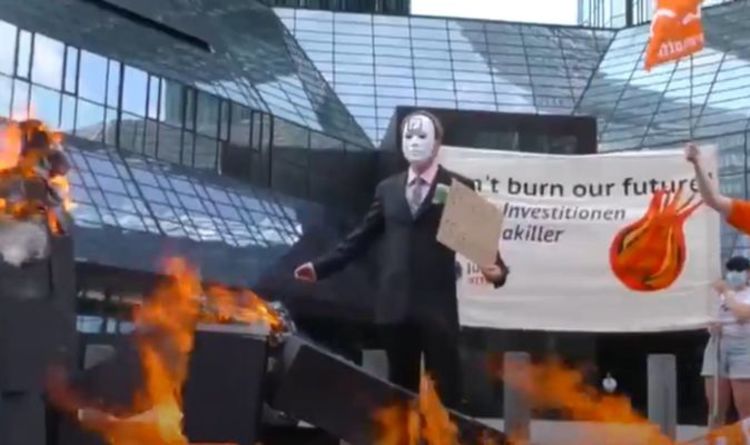 La grève allemande pour le climat cible le secteur financier alors que le logo de la Deutsche Bank est incendié en signe de protestation