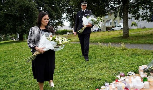 Priti Patel avec bouquet 