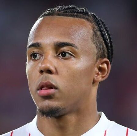 La nouvelle offre Jules Kounde de Chelsea rejetée alors que Séville mène le combat pour le transfert jusqu'à la date limite
