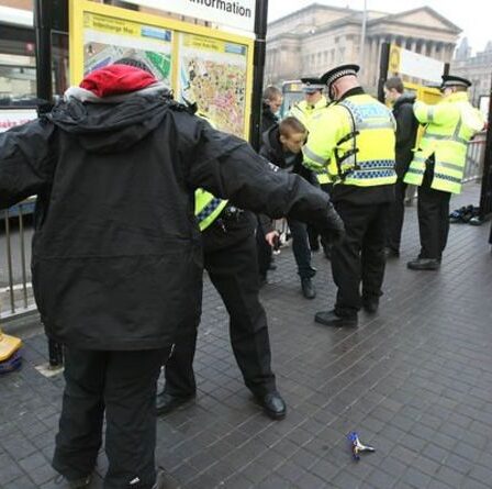 La police a dit de ne pas cibler les adolescents suspects de couteaux