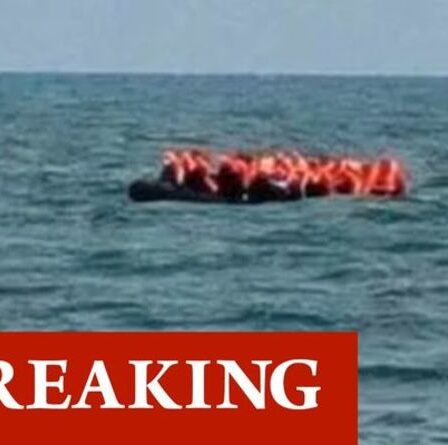 La police française lance une enquête pour homicide involontaire après la mort d'un migrant après le naufrage d'un navire dans la Manche