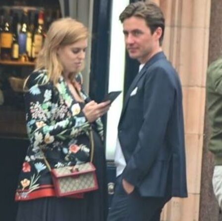 La princesse Beatrice montre une énorme bosse de bébé lors d'une sortie à Londres alors qu'elle approche de la date d'échéance