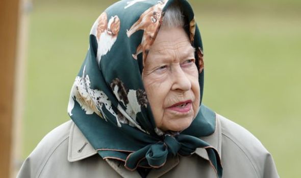La reine Elizabeth II a donné la priorité à la monarchie au milieu des retombées de Harry